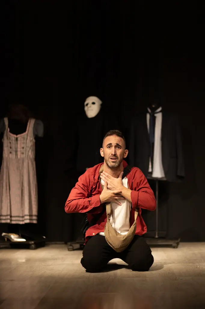 La Estación - Monologo musical para teatros contratar sevilla huelva cadiz badajoz ayuntamientos | Parachuru 12.webp