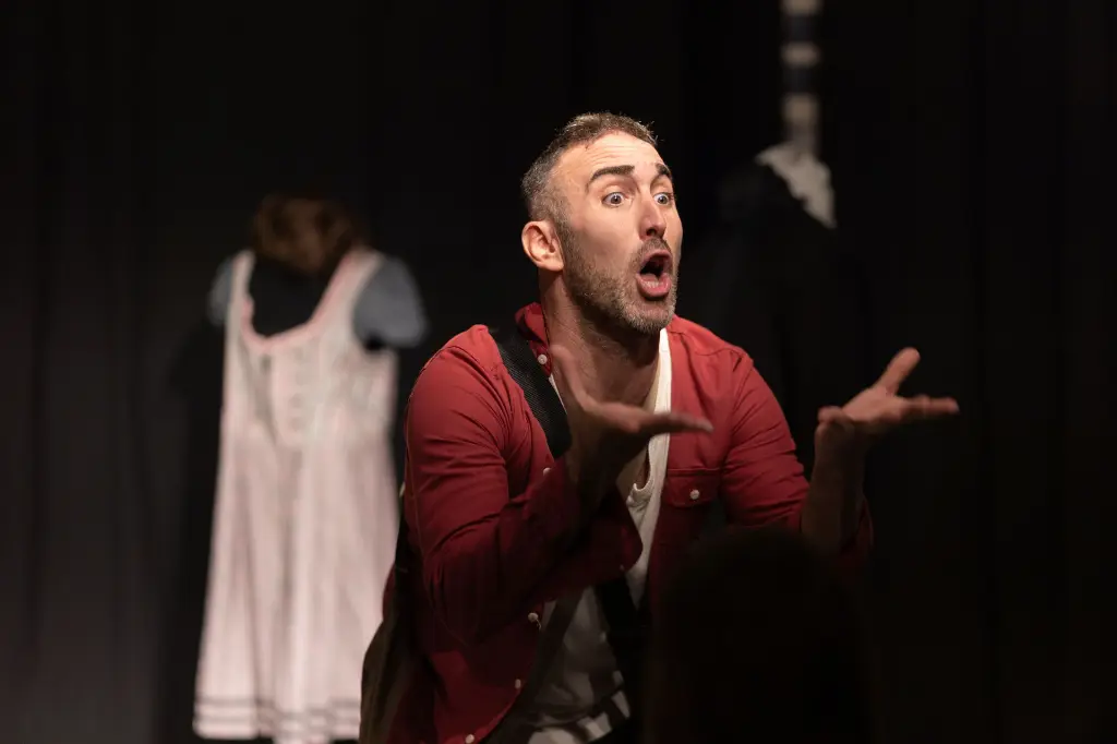 La Estación - Monologo musical para teatros contratar sevilla huelva cadiz badajoz ayuntamientos | Parachuru 11.webp