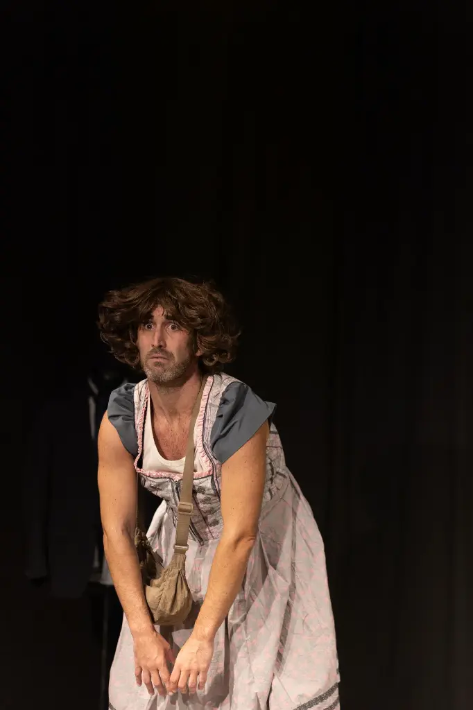 La Estación - Monologo musical para teatros contratar sevilla huelva cadiz badajoz ayuntamientos | Parachuru 10.webp