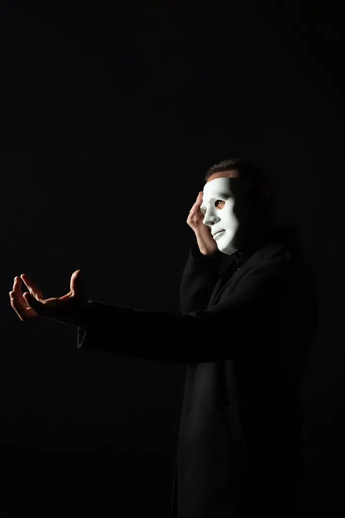 La Estación - Monologo musical para teatros contratar sevilla huelva cadiz badajoz ayuntamientos | Parachuru 6.webp